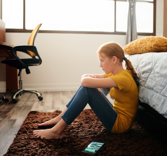 Somber Meisje Op Kamer